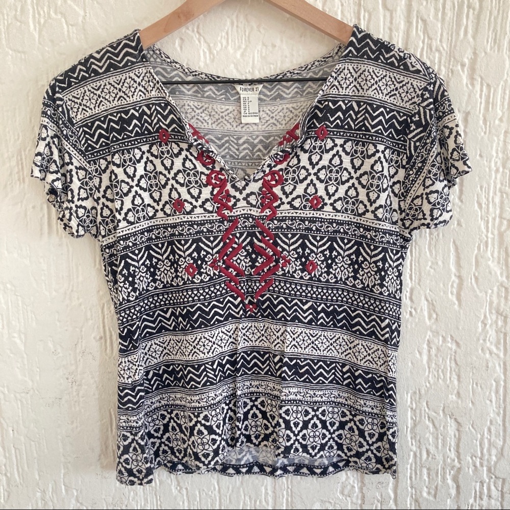 Forever 21 Black and White Short Sleeve Top Size Small
